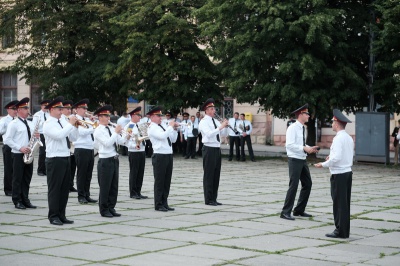 Військові оркестри виступили у Чернівцях на Соборній площі (ФОТО)