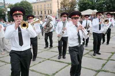 Військові оркестри виступили у Чернівцях на Соборній площі (ФОТО)