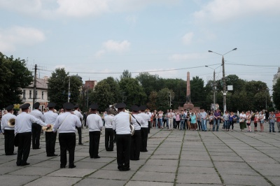 Військові оркестри виступили у Чернівцях на Соборній площі (ФОТО)