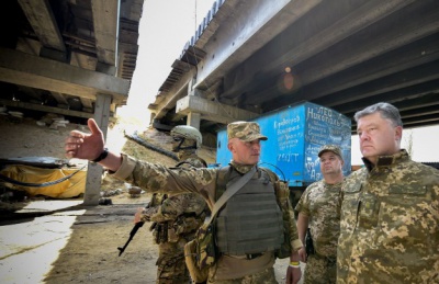 Порошенко на Донбасі потрапив під обстріл бойовиків