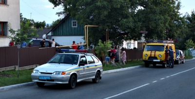 На Буковині у джипа на ходу вибухнуло колесо - авто знесло паркан