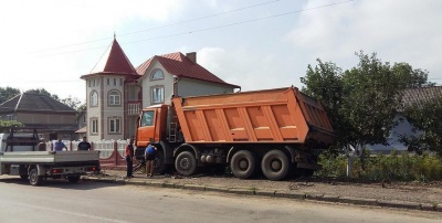 Вантажівка на Буковині знесла два стовпи і зруйнувала бетонний паркан (ФОТО)