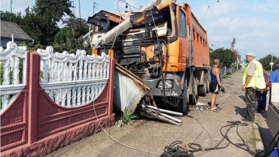 Вантажівка на Буковині знесла два стовпи і зруйнувала бетонний паркан (ФОТО)