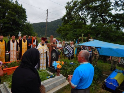 На Буковині попрощалися із загиблим в АТО бійцем Олегом Косованом (ФОТО)