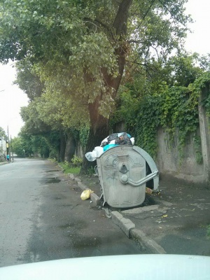 У Чернівцях на свята знову переповнені сміттєві контейнери (ФОТО)