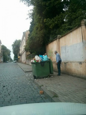 У Чернівцях на свята знову переповнені сміттєві контейнери (ФОТО)