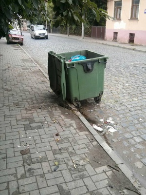 У Чернівцях на свята знову переповнені сміттєві контейнери (ФОТО)