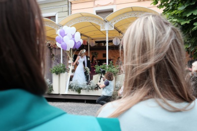 У Чернівцях на історичній вулиці бізнес-вумен вийшла заміж за столичного кіноактора (ФОТО)