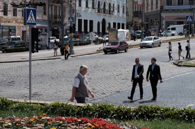 У Чернівцях купаються у міському фонтані (ФОТО)