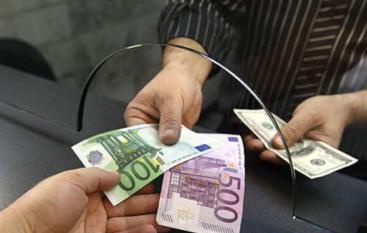 У червні українці продали валюти у 10 раз більше ніж купили