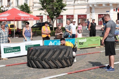 Василь Вірастюк провів у Чернівцях змагання серед богатирів-аматорів (ФОТО)