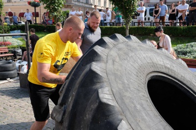 Василь Вірастюк провів у Чернівцях змагання серед богатирів-аматорів (ФОТО)