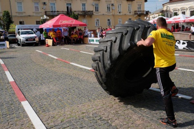 Василь Вірастюк провів у Чернівцях змагання серед богатирів-аматорів (ФОТО)