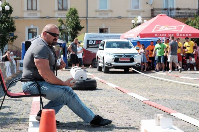 Василь Вірастюк провів у Чернівцях змагання серед богатирів-аматорів (ФОТО)