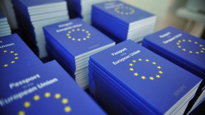 У Німеччині запропонували видавати молодим британцям паспорта країн ЄС