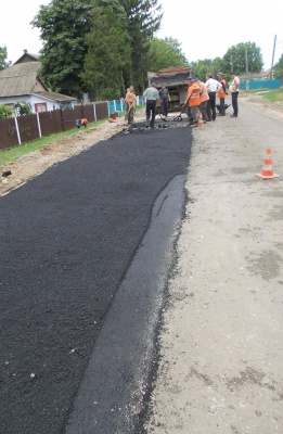 За тиждень на дорогах Буковини залатали понад 4 тисячі метрів ям