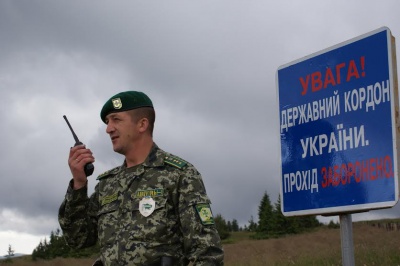 Троє чоловіків уночі на Буковині намагалися пробратися через кордон