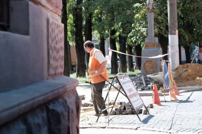 У Чернівцях взялися ремонтувати дорогу на Соборній площі (ФОТО)