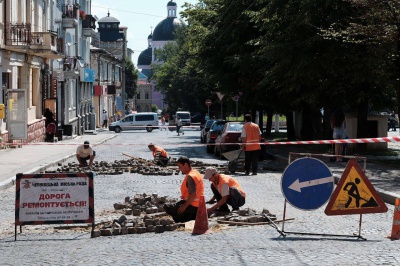 У Чернівцях взялися ремонтувати дорогу на Соборній площі (ФОТО)
