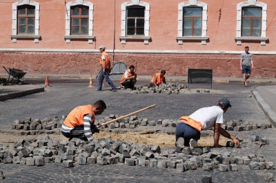 У Чернівцях взялися ремонтувати дорогу на Соборній площі (ФОТО)