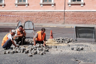 У Чернівцях взялися ремонтувати дорогу на Соборній площі (ФОТО)