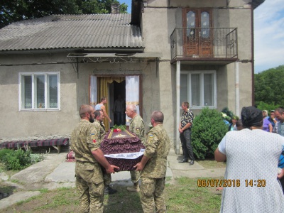 Хотинщина квітами і живим коридором зустріла загиблого Героя (ФОТО)