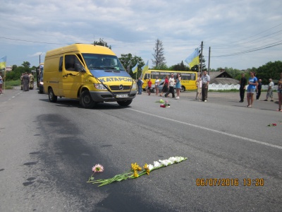 Хотинщина квітами і живим коридором зустріла загиблого Героя (ФОТО)