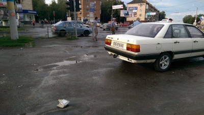 У Чернівцях таксист розтрощив огорожу на проспекті Незалежності (ФОТО)