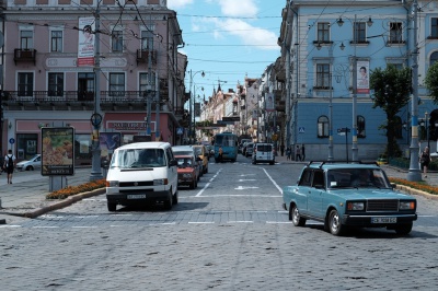 На вулицях у центрі Чернівців з’явилась нова розмітка за півмільйона гривень (ФОТО)