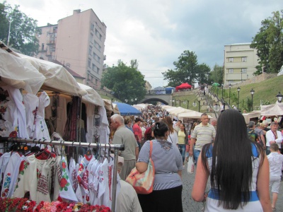 У Чернівцях на  ярмарку продають вишиванки і арбалети (ФОТО)