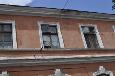 У Чернівцях у СІЗО розбили вікно на другому поверсі (ФОТО)
