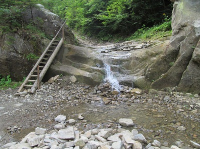 До Смугарівських водоспадів - купа каміння та зруйнована дорога (ФОТО)