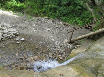 До Смугарівських водоспадів - купа каміння та зруйнована дорога (ФОТО)