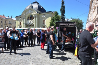 У Чернівцях попрощалися з відомим будівельником Василем Каденюком (ФОТО)