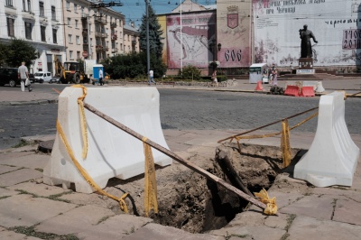 У центрі Чернівців розкопки – обленерго замінює кабель (ФОТО)