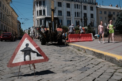 У центрі Чернівців розкопки – обленерго замінює кабель (ФОТО)