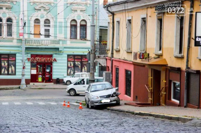 У Чернівцях п’яний водій в’їхав у двері піцерії (ФОТО)