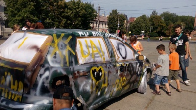 У Чернівцях діти розфарбовували авто для АТОшників (ФОТО)