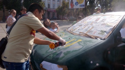 У Чернівцях діти розфарбовували авто для АТОшників (ФОТО)