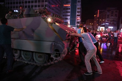 Прихильники Ердогана вийшли на вулиці Стамбула та Анкари