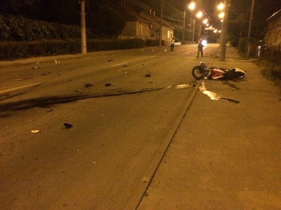 У мережі з’явилися світлини з аварії у Чернівцях, де загинув мотоцикліст