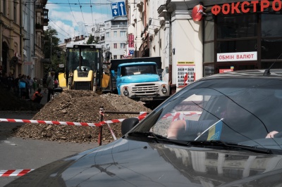 У центрі Чернівців утворились автомобільні затори через перекриття вулиці (ФОТО)