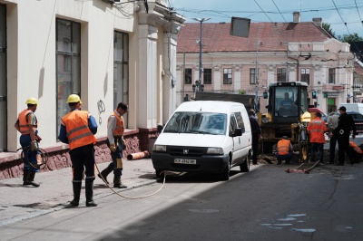 У центрі Чернівців утворились автомобільні затори через перекриття вулиці (ФОТО)