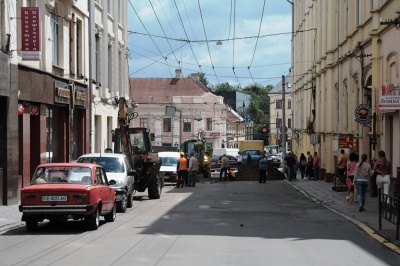 У центрі Чернівців утворились автомобільні затори через перекриття вулиці (ФОТО)