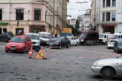 У центрі Чернівців утворились автомобільні затори через перекриття вулиці (ФОТО)