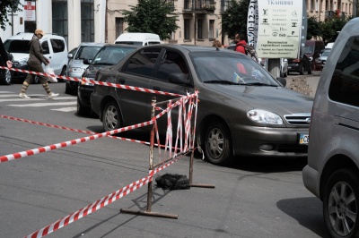 У центрі Чернівців утворились автомобільні затори через перекриття вулиці (ФОТО)