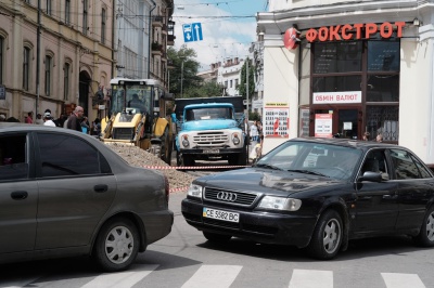У центрі Чернівців утворились автомобільні затори через перекриття вулиці (ФОТО)