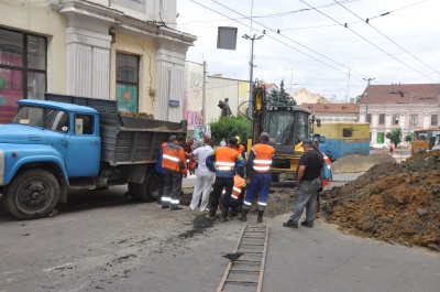 У центрі Чернівців пошкодили газову трубу – перехожим радять не курити (ФОТО)