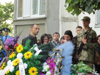 Чернівецького розвідника, що загинув на Сході, проводжали на цвинтар навколішки (ФОТО)