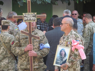 Чернівецького розвідника, що загинув на Сході, проводжали на цвинтар навколішки (ФОТО)